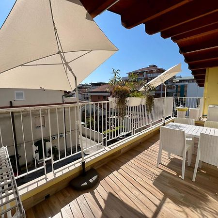 Casa Klimt Vicinissima Al Mare Parcheggio Privato Gratuito Se Disponibile Apartment Pescara Bagian luar foto
