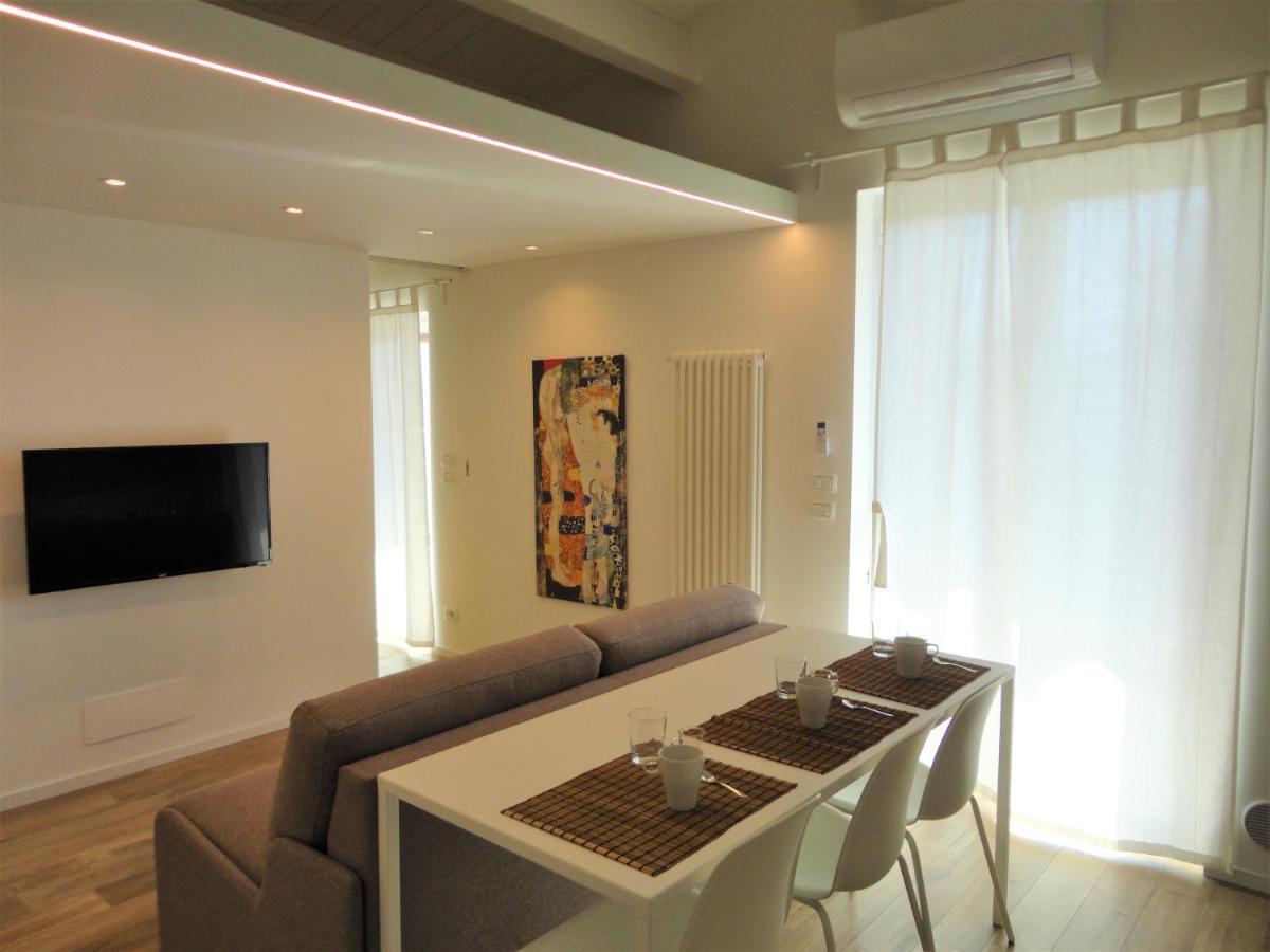 Casa Klimt Vicinissima Al Mare Parcheggio Privato Gratuito Se Disponibile Apartment Pescara Bagian luar foto