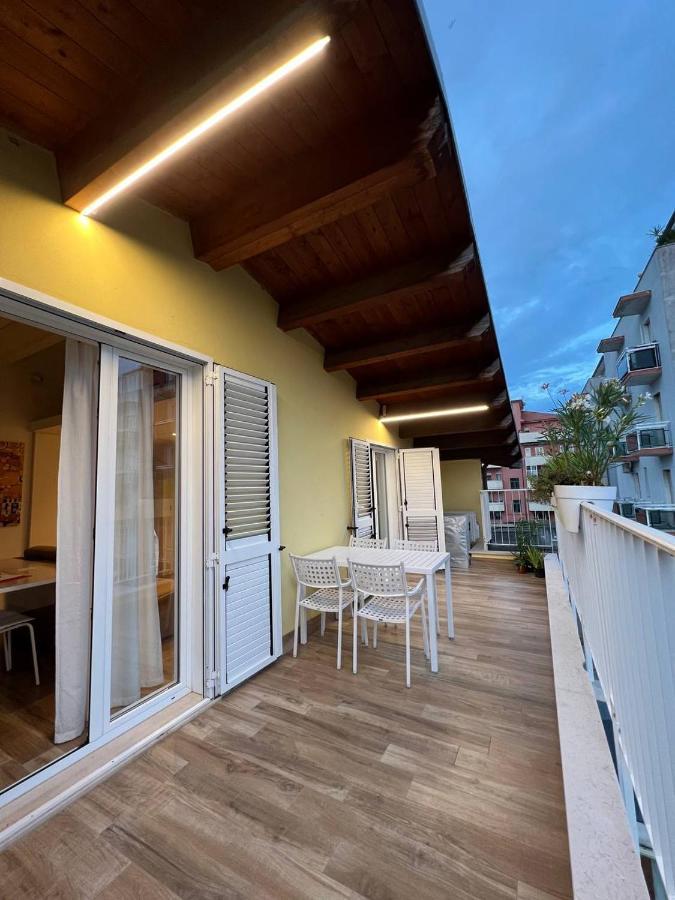 Casa Klimt Vicinissima Al Mare Parcheggio Privato Gratuito Se Disponibile Apartment Pescara Bagian luar foto