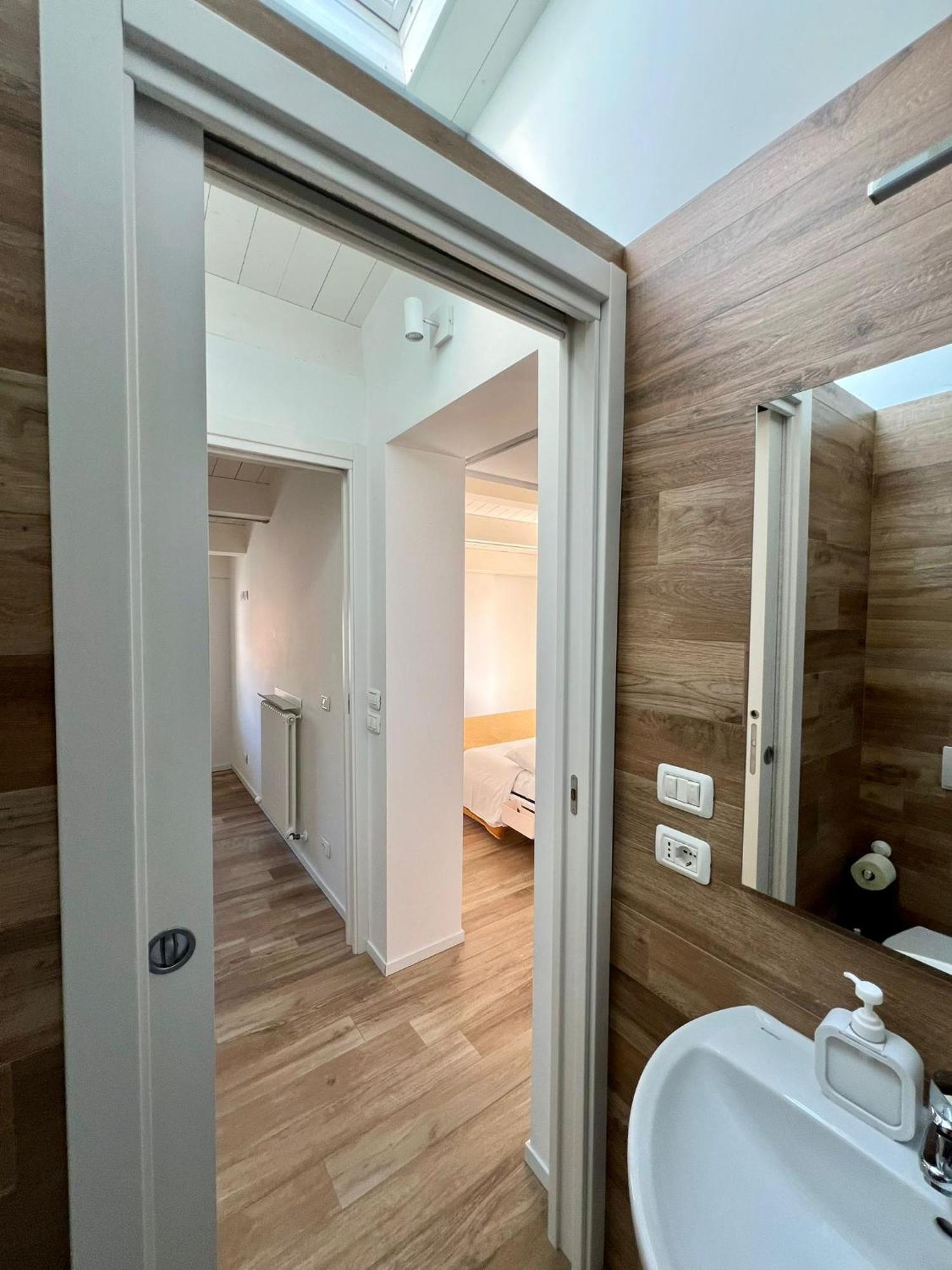 Casa Klimt Vicinissima Al Mare Parcheggio Privato Gratuito Se Disponibile Apartment Pescara Bagian luar foto